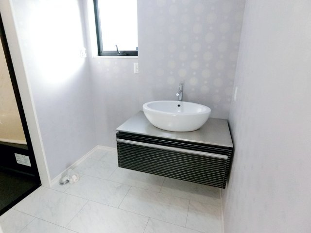 広島市安佐北区可部５丁目　中古一戸建ての独立洗面台|独立洗面台で身支度をすべて済ませてしまいましょう