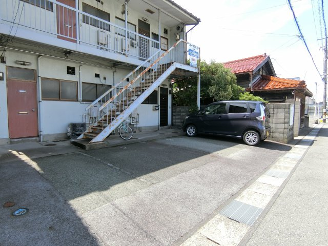 コーポNSの駐車場