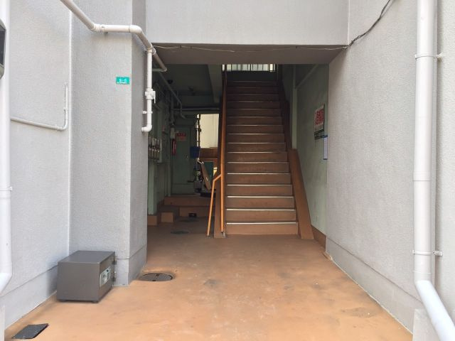 西田マンションのエントランス