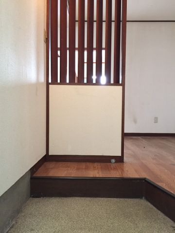 西田マンションの玄関