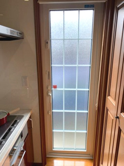 【キッチン】 | 加古郡播磨町宮西1丁目　中古戸建 | キッチンには便利な勝手口がございますのでゴミを外へ置いていただけます♪