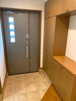 【玄関】 | 加古郡播磨町宮西1丁目　中古戸建 | 収納豊富なシューズボックス付きでいつも玄関スッキリ♪