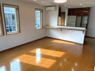 【居間・リビング】 | 加古郡播磨町宮西1丁目　中古戸建 | 空間を広く見せてくれるダウンライト照明♪