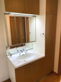 【独立洗面台】 | 加古郡播磨町宮西1丁目　中古戸建 | 清潔感溢れる三面鏡付き化粧台♪シャワー付き！！