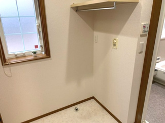 【脱衣所】 | 加古郡播磨町宮西1丁目　中古戸建 | 洗濯置き場♪窓がございますので換気もバッチリ！！