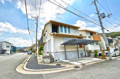 【前面道路含む現地写真】 | 宇治市莵道妙見　中古戸建 | 公園が近くに点在する町並みです。保育園や幼稚園も徒歩10分前後にあるので、子育て世代の方にもおすすめです。