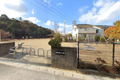 【周辺】 | 宇治市莵道妙見　中古戸建 | 【明星第5公園】近くに公園が点在しています。中でも面積が一番広いのはこちらの『明星第5公園』で徒歩2分以内にございます。