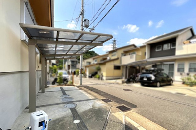 【駐車場】 | 宇治市莵道妙見　中古戸建 | 【駐車場】カーポート付きの駐車場は、軽自動車なら2台の駐車が可能です。