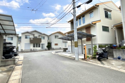 【前面道路含む現地写真】 | 宇治市莵道妙見　中古戸建 | 【お家情報】全室が6帖以上あるゆったりとした間取りです。4ＬＤＫあります。