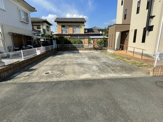 藤岡市藤岡　中古2280の駐車場|駐車場に車を止められます