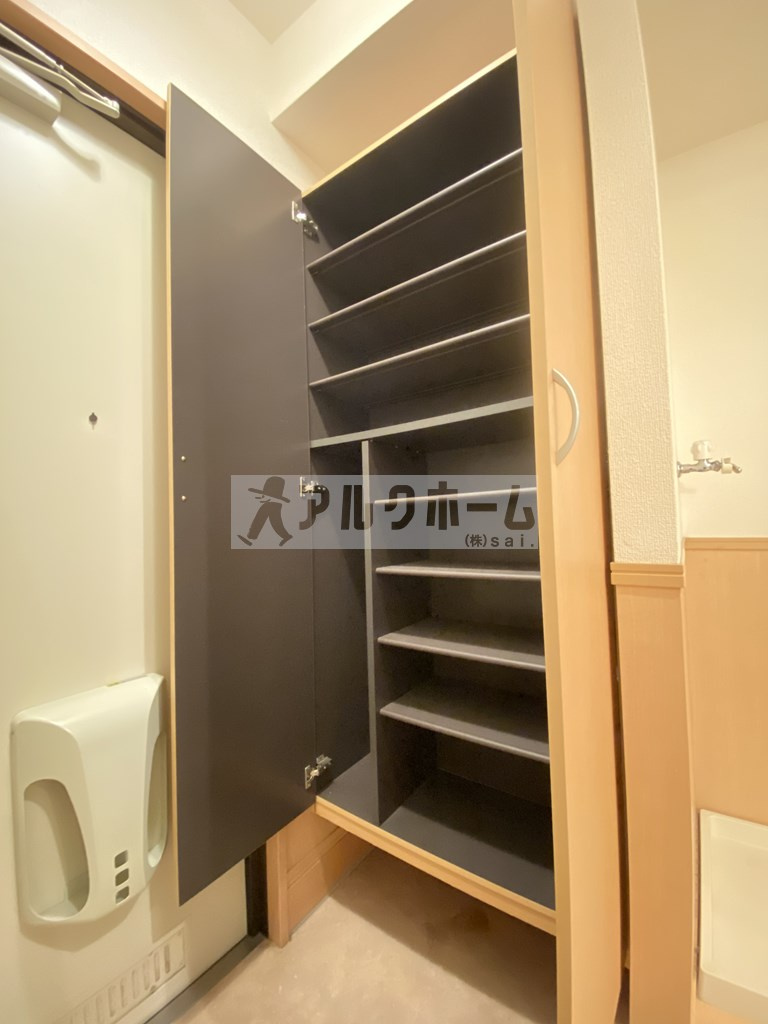 クリエ西山本の玄関