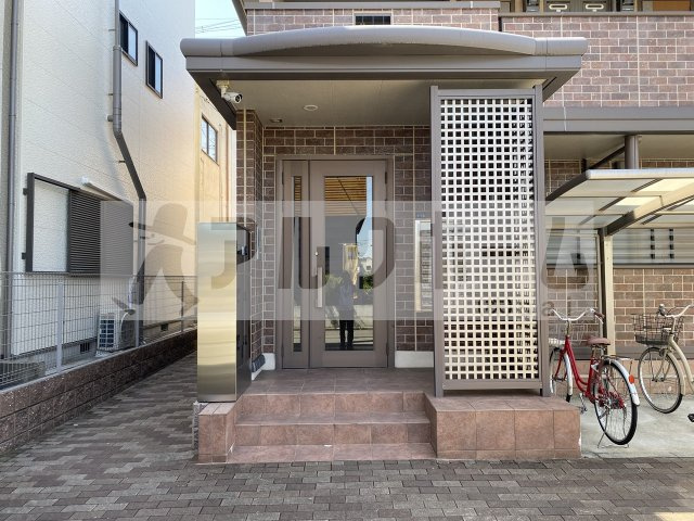 クリエ西山本のエントランス