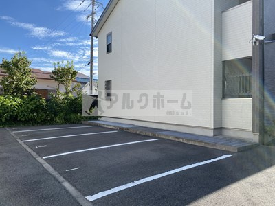 エレガンツア南本町の駐車場