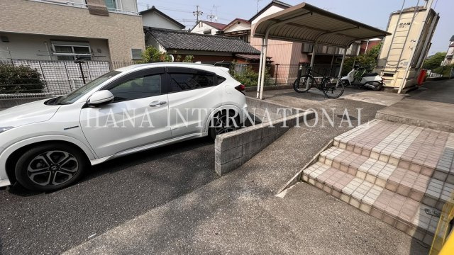 レオパレスプレーヌの駐車場