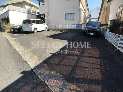 【駐車場】 | メゾンエスポア | 駐車場に車を止められます