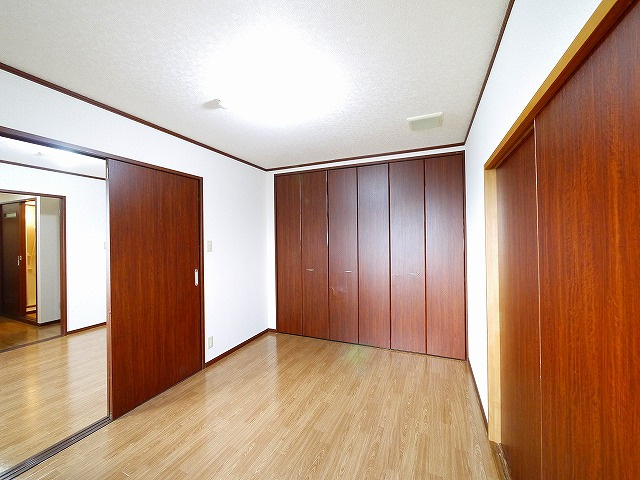 富士ビル2号館の洋室|使い勝手のいい洋室です