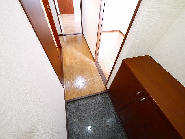 富士ビル2号館の玄関|収納もある玄関です