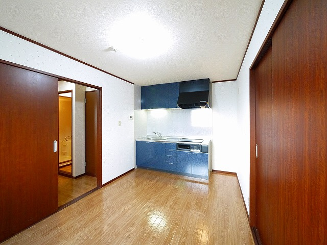 富士ビル2号館の居間・リビング|明るいお部屋です。