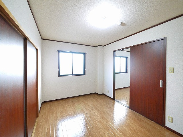 富士ビル2号館の寝室|明るい洋室です。