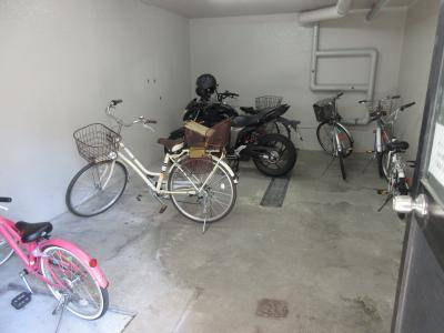 三条マンションの駐車場|裏に駐輪場