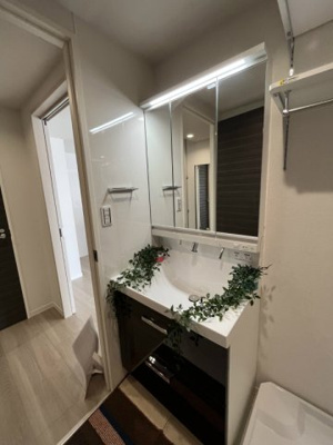 【独立洗面台】 | ハルモニアステラ【SHM】 | 3面鏡の洗髪洗面化粧台です！朝の準備にも便利なシャワー付き☆