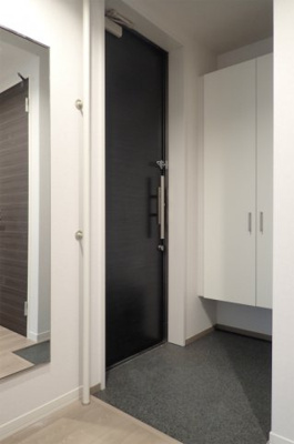 【玄関】 | ハルモニアステラ【SHM】 | 姿見が嬉しい玄関です！手摺があるのも嬉しいですね☆