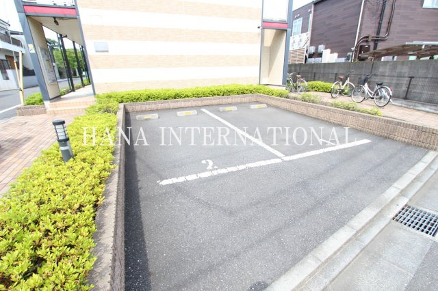 レオパレスプラネットホームズの駐車場