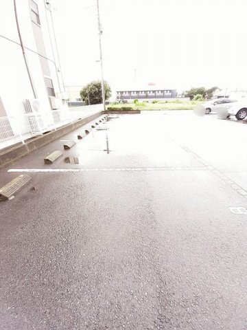 【駐車場】 | プロムナード | 駐車場があるので、車を買う予定の方も安心です