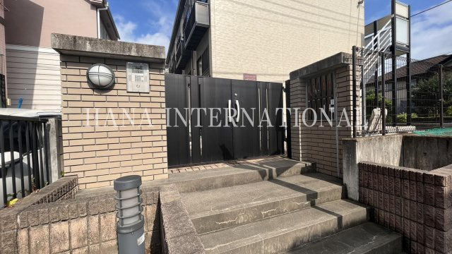 レオパレスミストラル西国分寺のエントランス