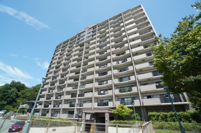 【外観】 | パークハウス竜王公園ガーデンコート（リノベ済） | 【耐震性】
耐震性の高さを判断するポイントは、
建築確認申請日が1981年6月1日以降の
新耐震基準に適合しているかどうか。
震度６程度の大地震でも
建物が崩壊しないレベルが基準になりました。