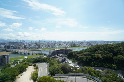 【展望】 | パークハウス竜王公園ガーデンコート（リノベ済） | 【緑豊かな情景】
本物件のバルコニーより、広島市内、瀬戸内海に緑豊かな景色が望めます。
四季折々の表情を家から眺めることができるなんて最高です。
そして夜景も楽しみ！お家がちょっとした映えスポットに！