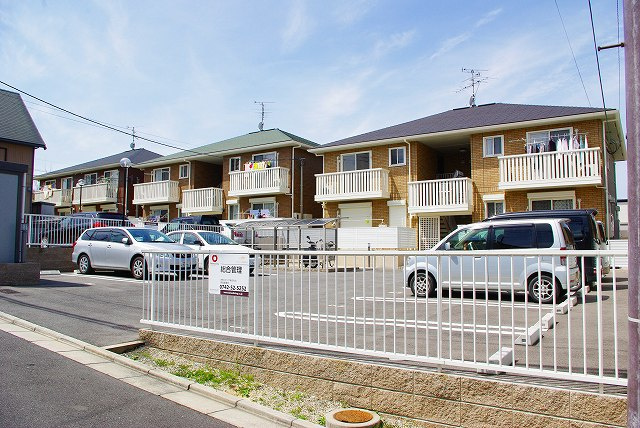 リビングタウンうめみAの駐車場|駐車場があるので、車を買う予定の方も安心です