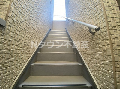 【その他共用部分】 | グランドゥール | 階段は手すり付きです。