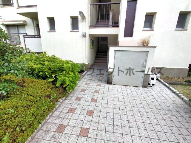 三井団地97号棟のエントランス|清潔なエントランスです