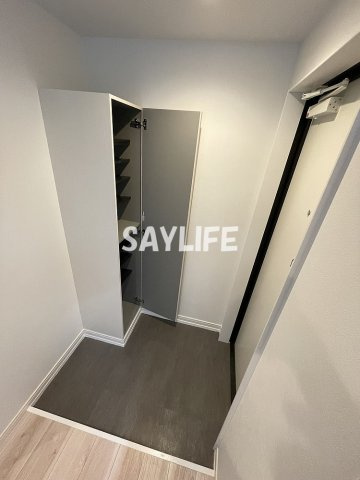 CRASTINE小路東Aの玄関