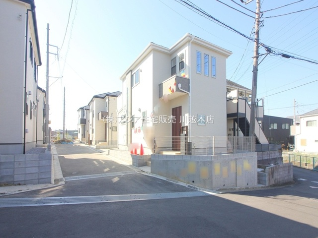 月々９万円台～　新築戸建　川越市第1野田町の前面道路含む現地写真|北側6.1ｍ公道/中央道路4.2ｍ公道