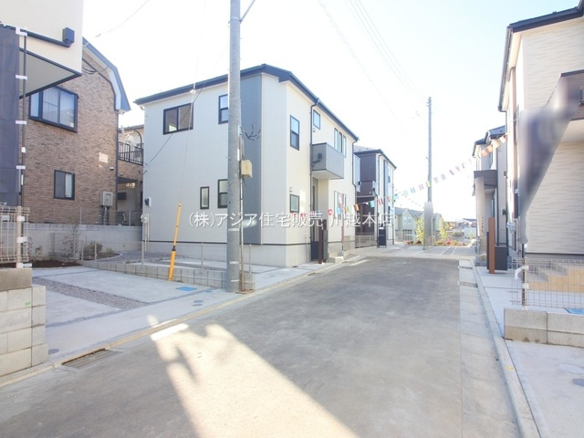 月々９万円台～　新築戸建　川越市第1野田町の前面道路含む現地写真|北側6.1ｍ公道/中央道路4.2ｍ公道