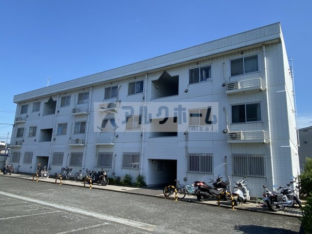 シャイニング参番館の外観
