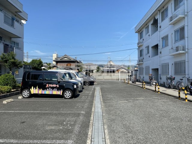 シャイニング参番館の駐車場