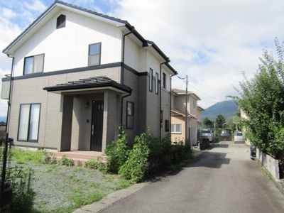 【前面道路含む現地写真】 | 中古戸建　韮崎市龍岡町下條南割 | 前面道路含む現地写真です