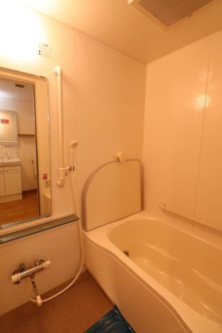 テラス上布田の浴室|同間取り別部屋の参考写真です。