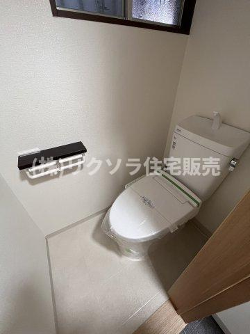 長尾家具町3丁目　中古一戸建てのトイレ|トイレ　ウォシュレット付
■物件内覧・資金計画相談・住宅ローン相談、リフォーム相談、お問合せ受付中■
※当日・翌日のご内覧、ご相談はお電話でのお問合せがスムーズです！