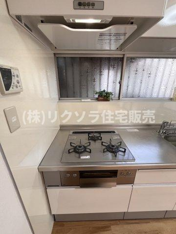 長尾家具町3丁目　中古一戸建てのキッチン|ビルトイン三口コンロ
■物件内覧・資金計画相談・住宅ローン相談、リフォーム相談、お問合せ受付中■
※当日・翌日のご内覧、ご相談はお電話でのお問合せがスムーズです！