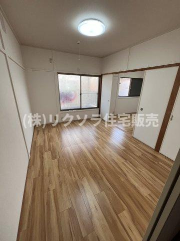 長尾家具町3丁目　中古一戸建ての寝室|洋室6.0帖　収納付き
■物件内覧・資金計画相談・住宅ローン相談、リフォーム相談、お問合せ受付中■
※当日・翌日のご内覧、ご相談はお電話でのお問合せがスムーズです！
