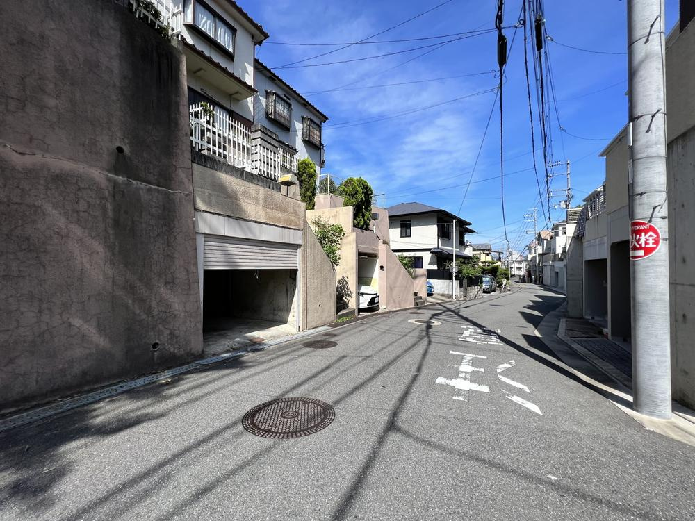 朝日丘町　中古一戸建ての前面道路含む現地写真