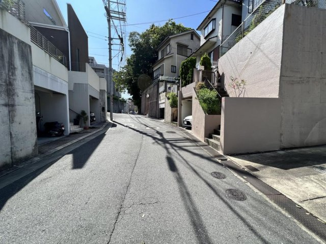 朝日丘町　中古一戸建ての前面道路含む現地写真