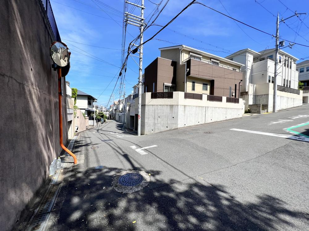 朝日丘町　中古一戸建ての前面道路含む現地写真
