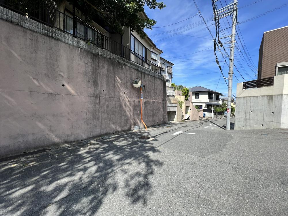 朝日丘町　中古一戸建ての前面道路含む現地写真