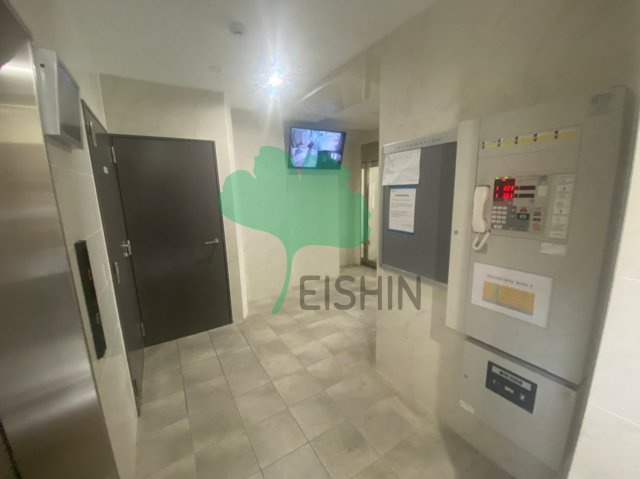 リラス県庁前のエントランス