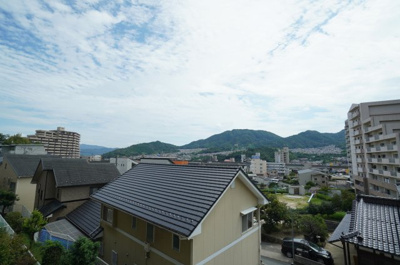 【展望】 | ファミール上安ステーションサイド(リノベ済） | 【四季を感じる】
四季の移ろい・爽やかな青空や風を感じられ
自然を愉しめるパノラマビュー。
毎日の暮らしに余裕を感じさせてくれる、
遮る物の無い開放的な眺望を是非、ご堪能ください。